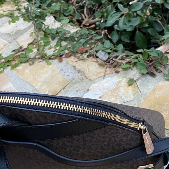 NWT Michael Kors signature LG Emmy backpack brown - Picture 3 of 8